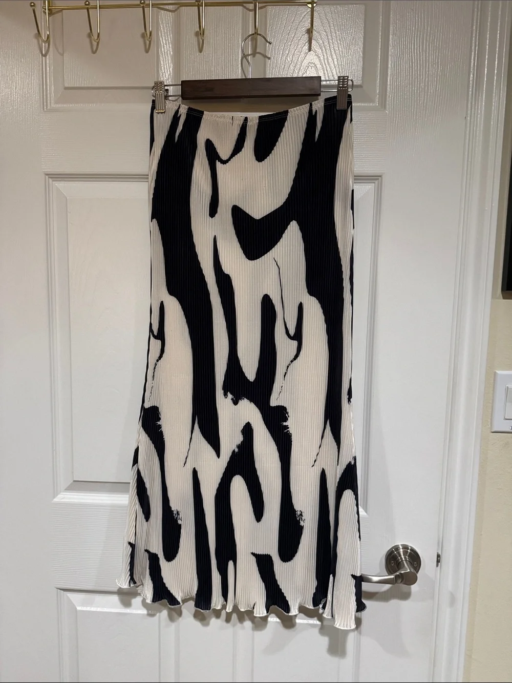 Black & White Abstract Plisse Midi Skirt